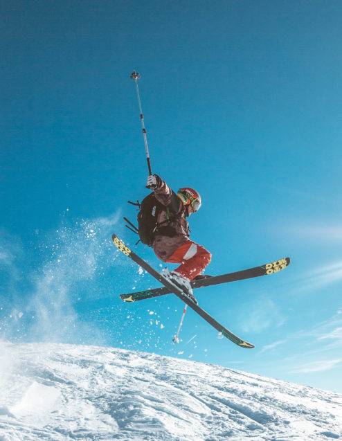 Skifahrer macht einen Sprung